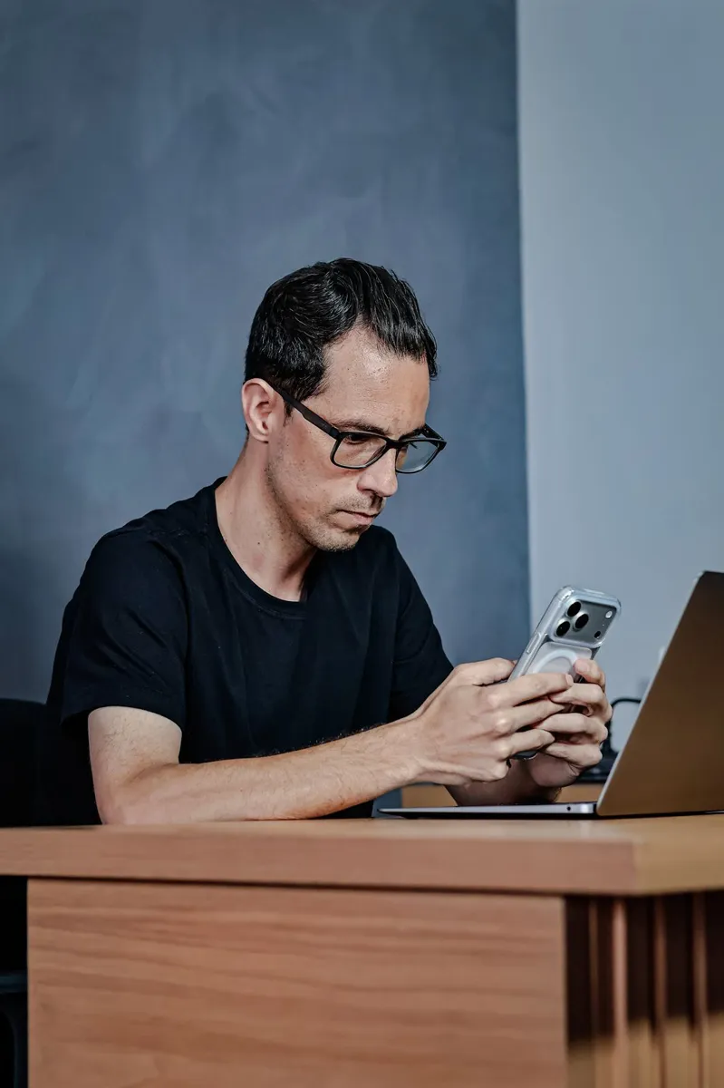 Lucas Martins, criador do Método LMRX, analisando campanha no celular