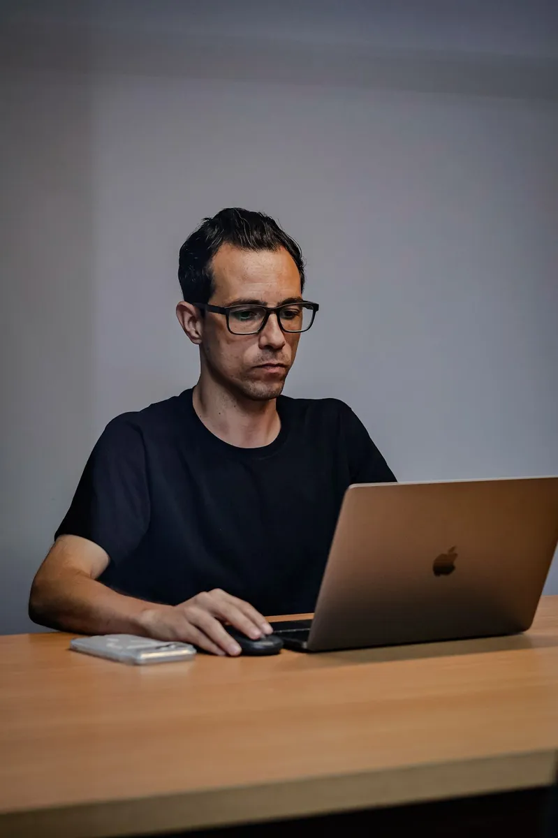 Lucas Martins trabalhando no notebook no escritório da LMRX em Betim